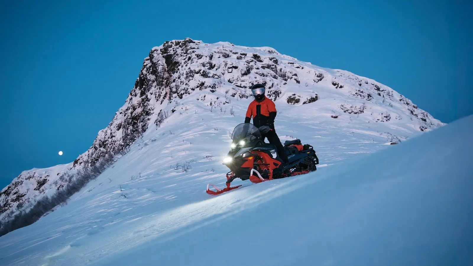 Lynx snöskoter i terrängen