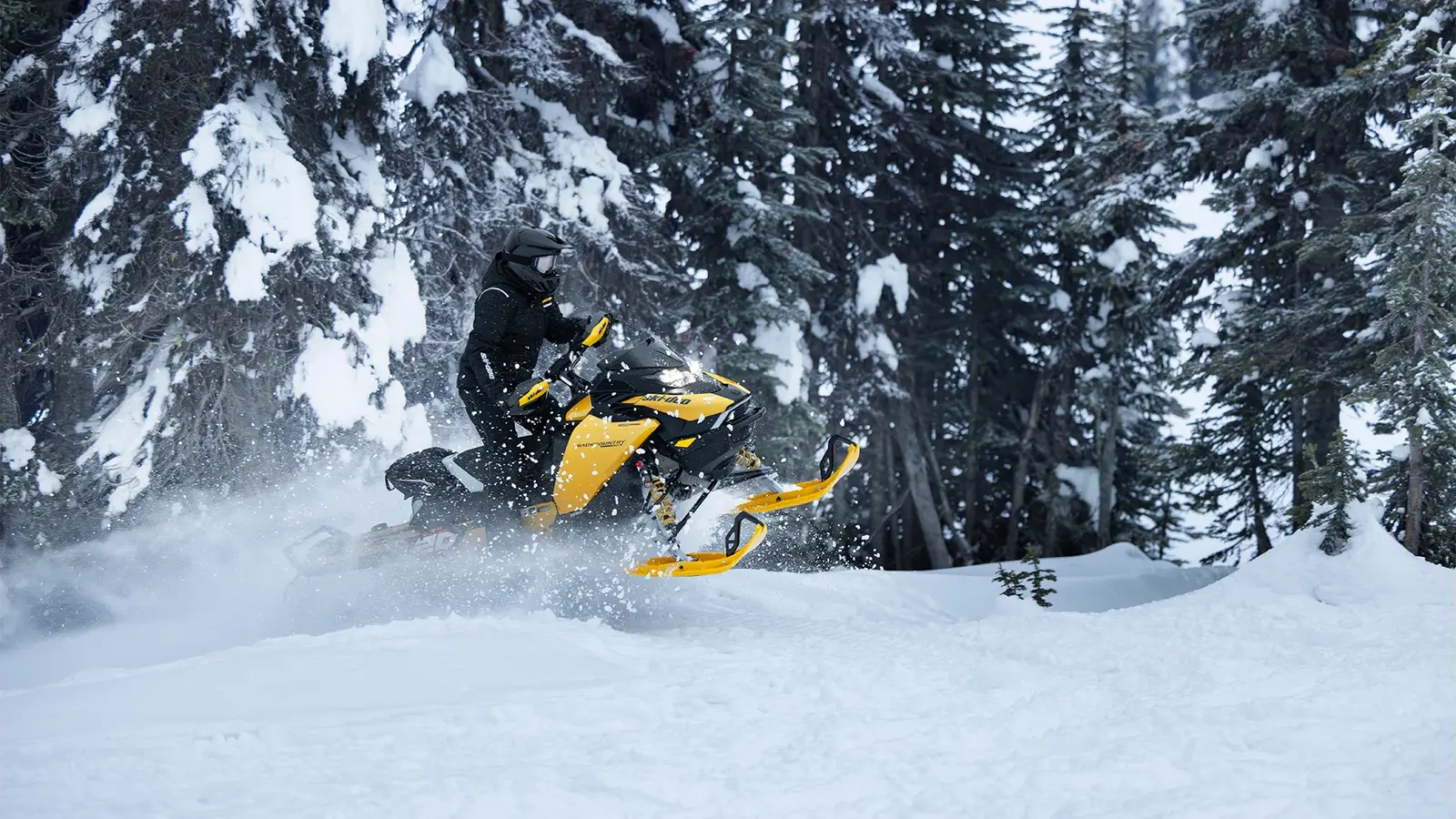 Ski-Doo snöskoter i terrängen